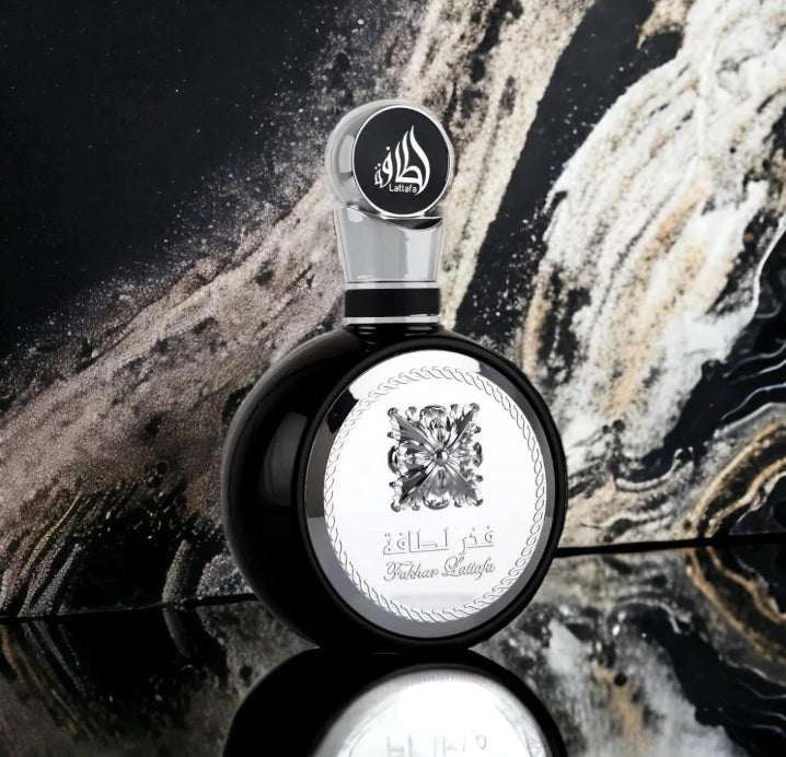 Lattafa Fakhar Black | Eau de Parfum da 100 ml, spray da viaggio da 12 ml e gel doccia da 100 ml | Set regalo Lattafa Fragrance da uomo